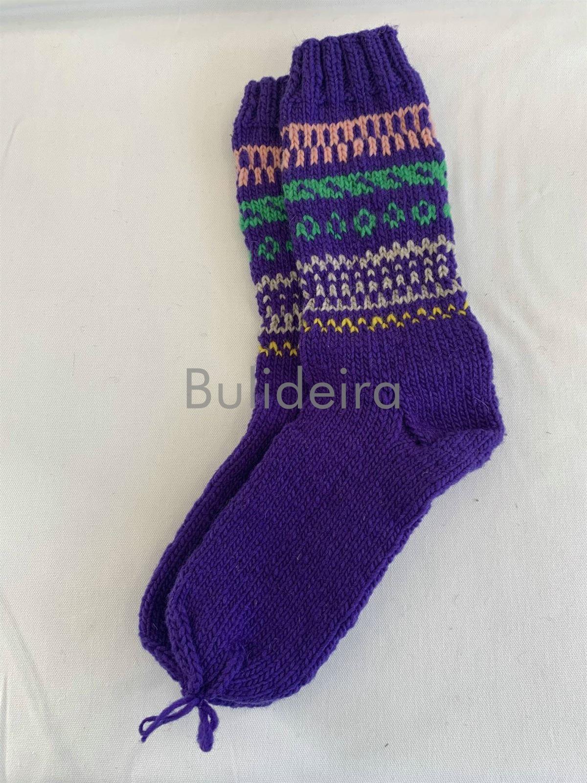 calcetín de lá feito a man en cor violeta e debuxos de varias cores - Imaxe 1