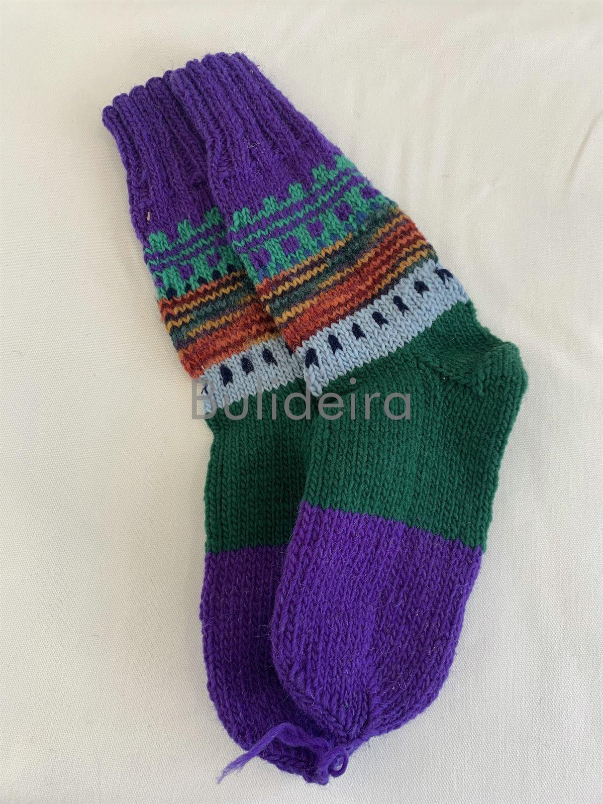 calcetin de lá feito a man de cores verdes e violetas - Imaxe 1
