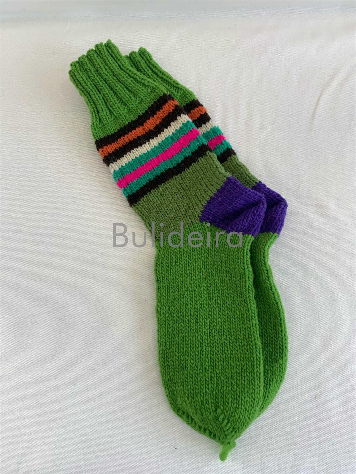 calcetín de lá feito a man en cor verde e debuxos de varias cores - Imaxe 1