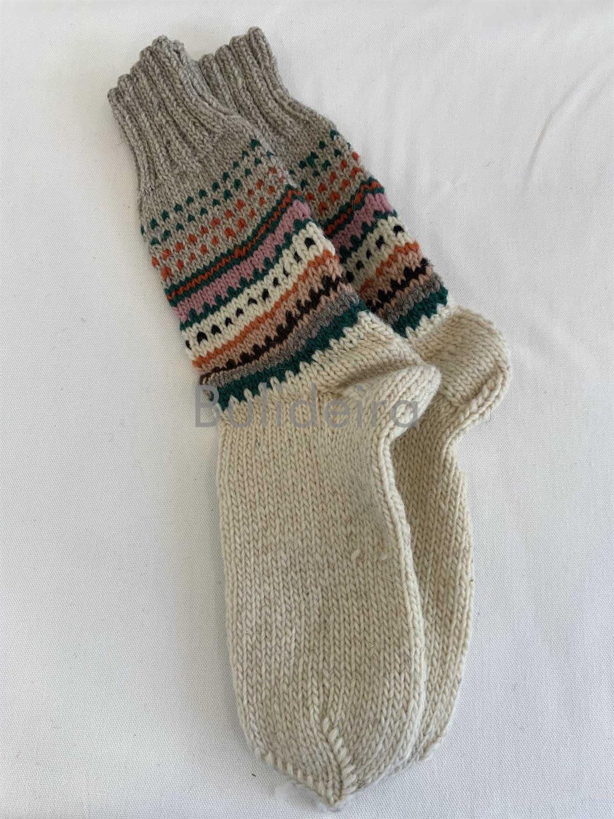 calcetín de lá feito a man en tonos beig e gris, con listas de cores - Imaxe 1