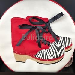 Funda modelo zoco en fondo vermello e con estampado de cebra - Imaxe 1