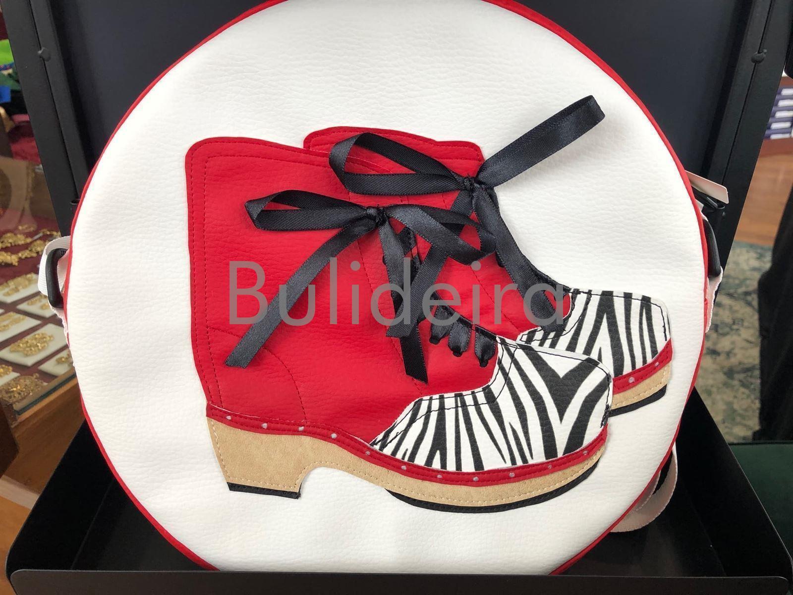 Funda modelo zoco en fondo vermello e con estampado de zebra - Imaxe 1