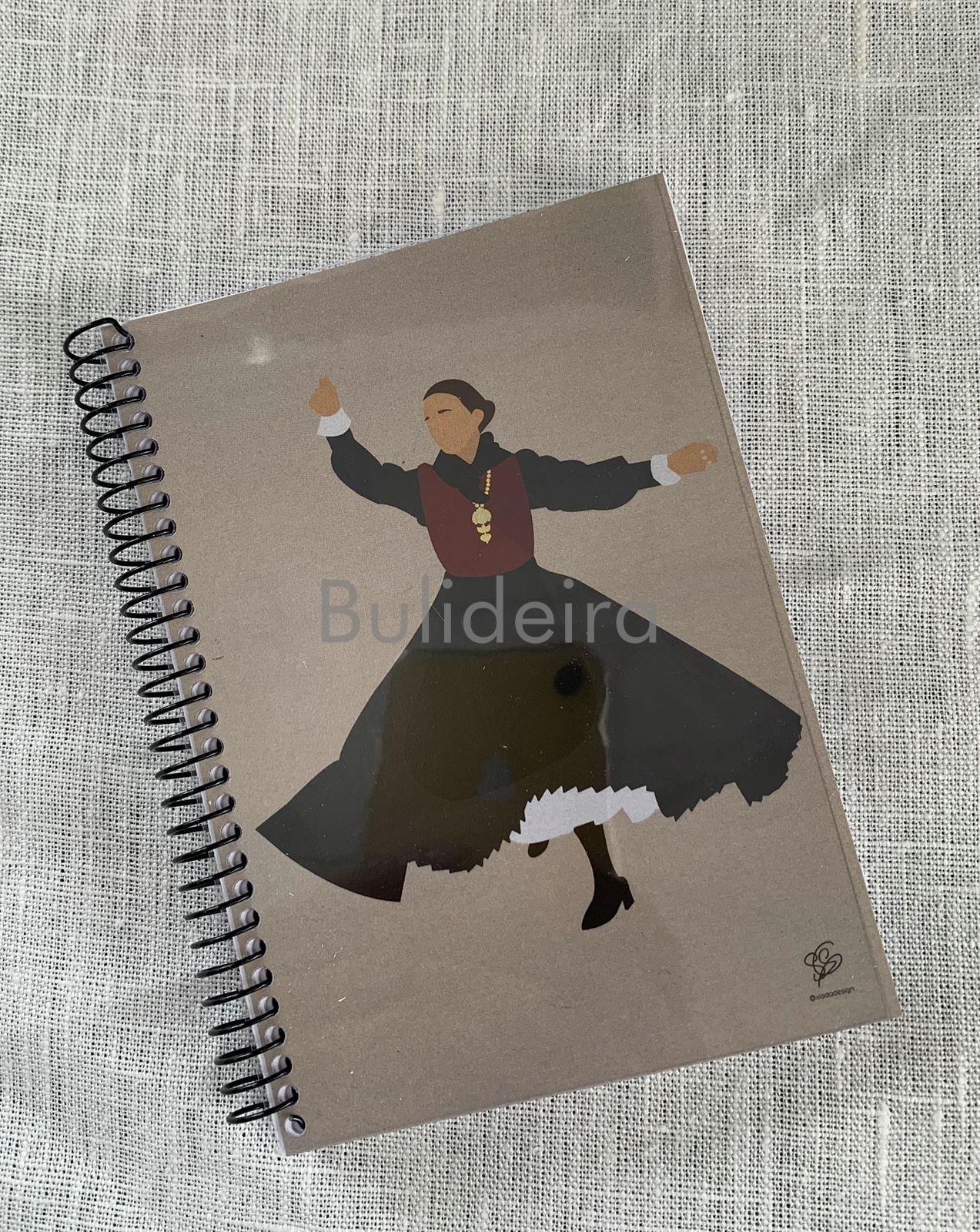 Libreta mediana modelo bailadora con chaleco granate - Imaxe 1