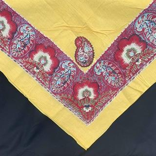 Pano de 120x120 en fondo amarelo e flores vermellas - Imaxe 1