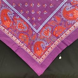 Pano de 120x120 en fondo morado e flores vemellas - Imaxe 1