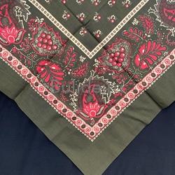 Pano de 120x120 en fondo verde kaki e debuxo en vermellos. - Imaxe 1