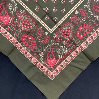 Pano de 120x120 en fondo verde kaki e debuxo en vermellos. - Imaxe 1