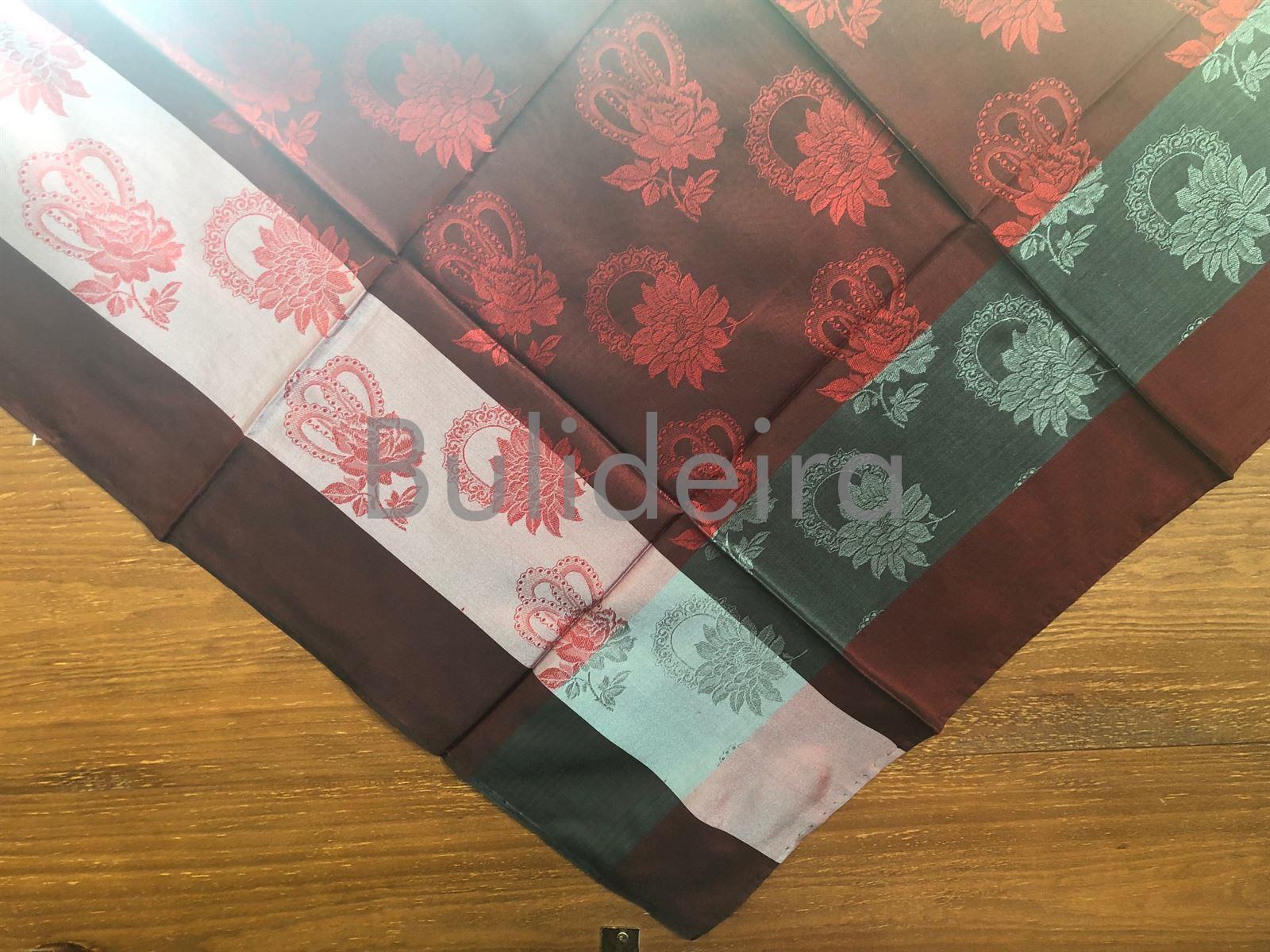 Pano de seda de 90x90 en tono vermello con greca en gris - Imaxe 1