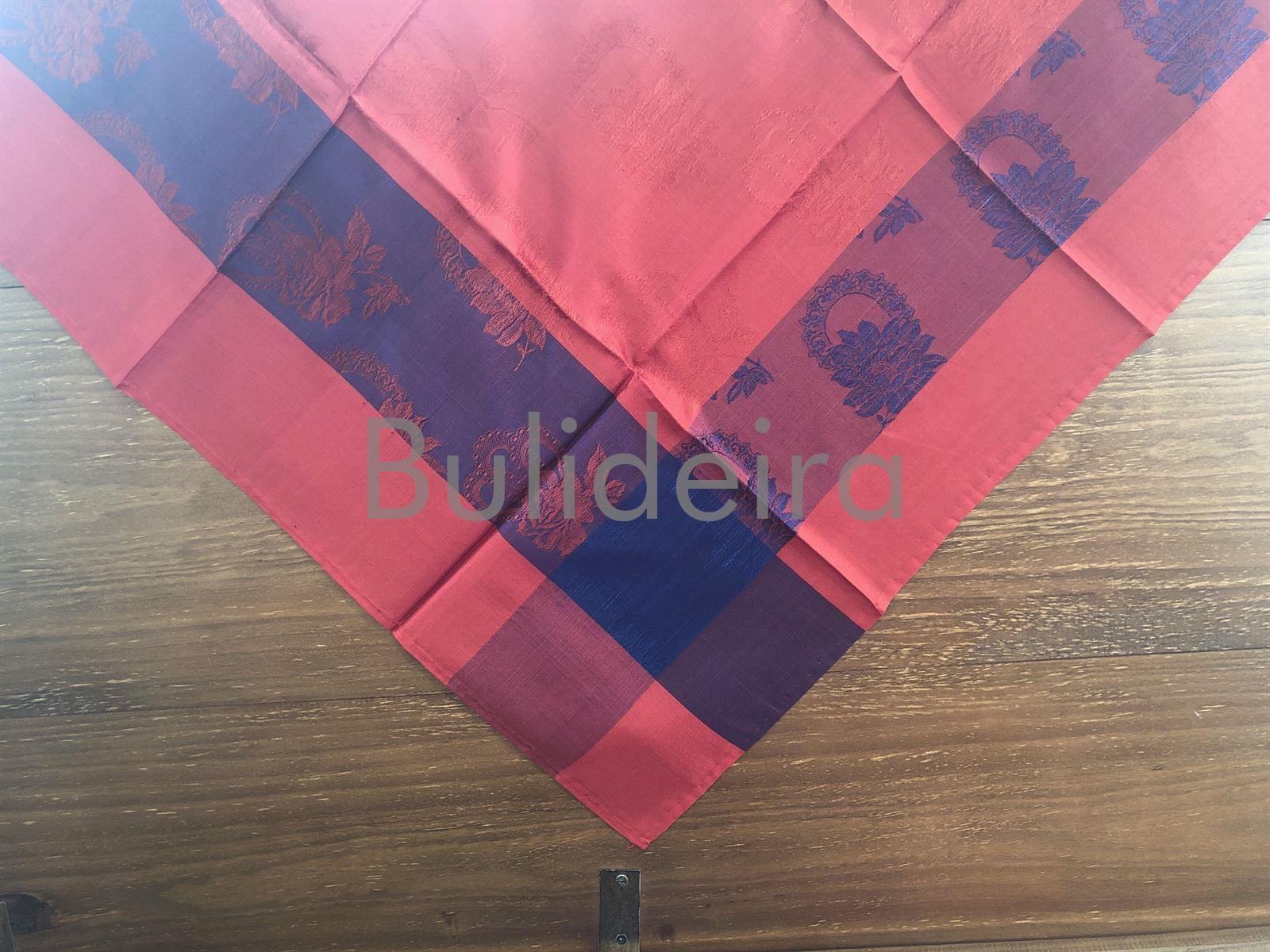 Pano de seda de 90x90 en vermello con greca en azulón - Imaxe 1