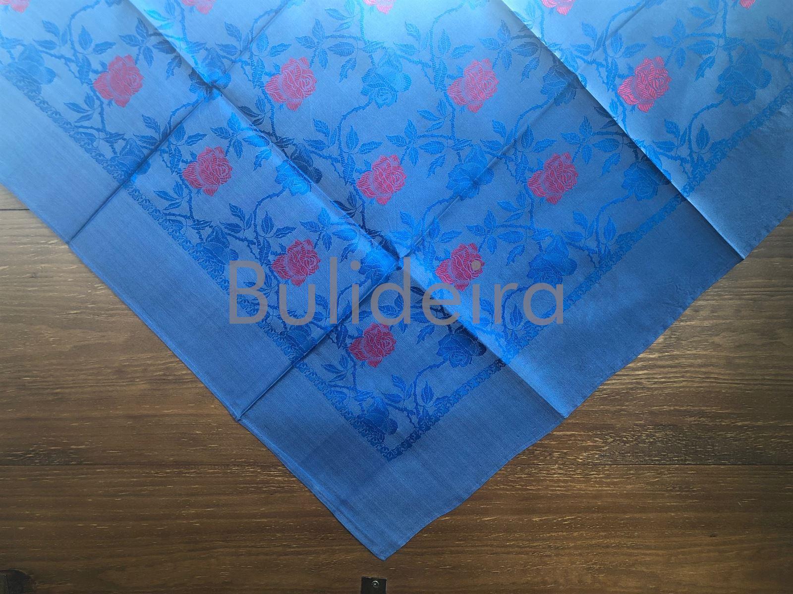 Pano de seda en azul con flor en fucsia - Imaxe 1
