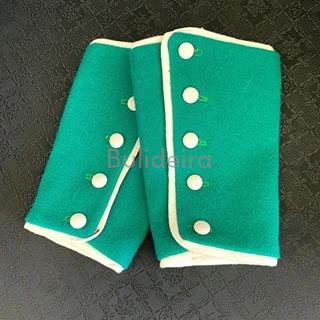 puños de estameña verde con ribete e botóns en liño - Imaxe 1